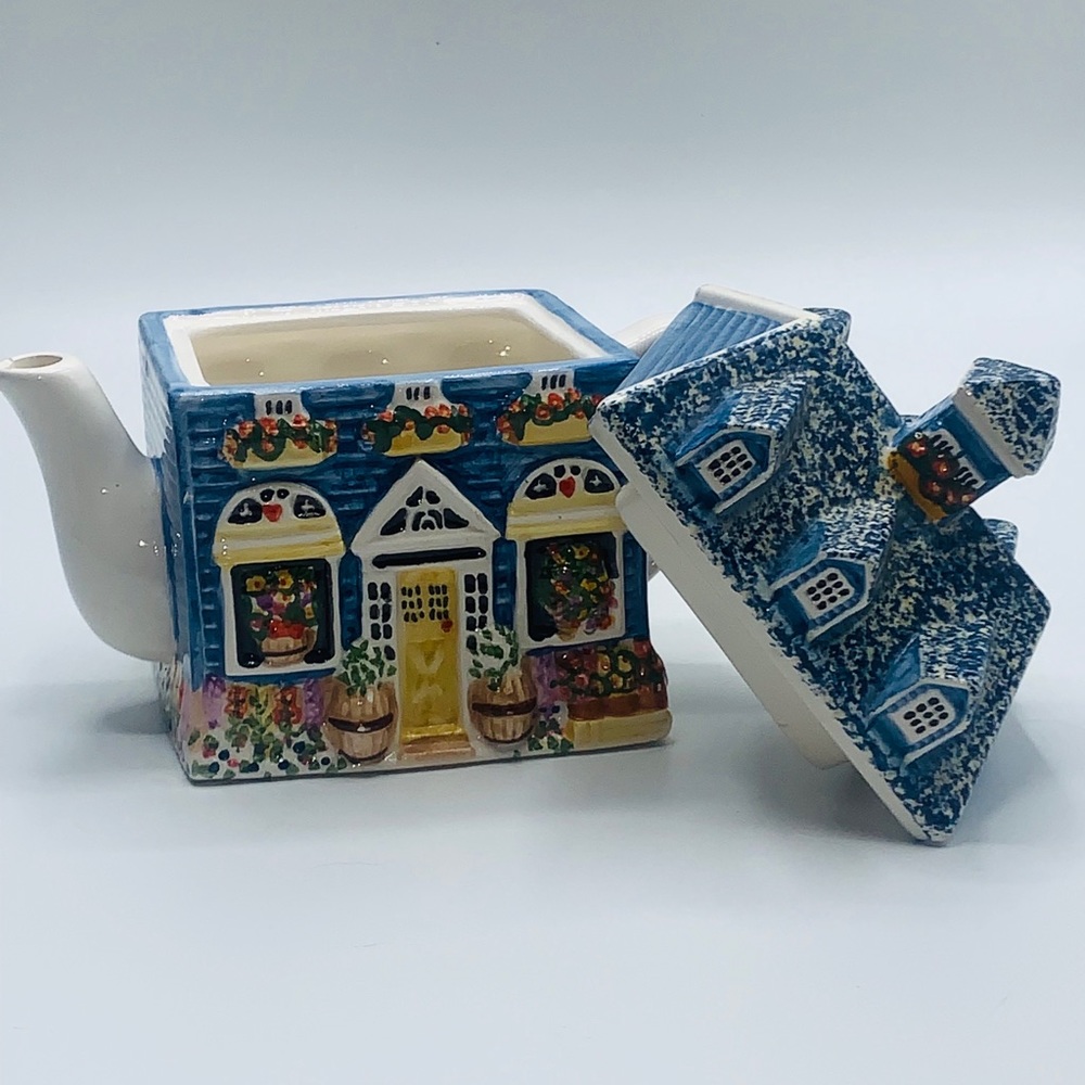 Charming Cottage Teapot